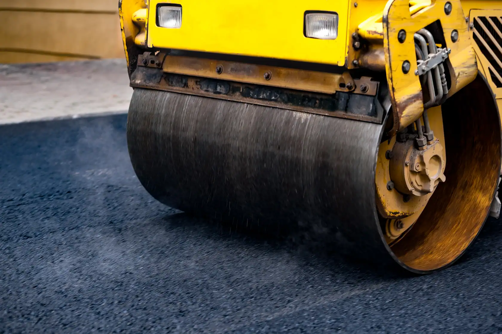 Roller compacting fresh asphalt